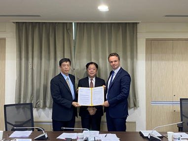 Fig.1. Mr. Vincent Lin, Director General, Department of International Affairs, COA (middle) witnessed that Mr. Andrew Pittam (right), deputy representative of the British office Taipei accepted the LOI, which was undertaken by FRI Chief Secretary Chen-Te Tseng (left), and then transferred it to Cefas.