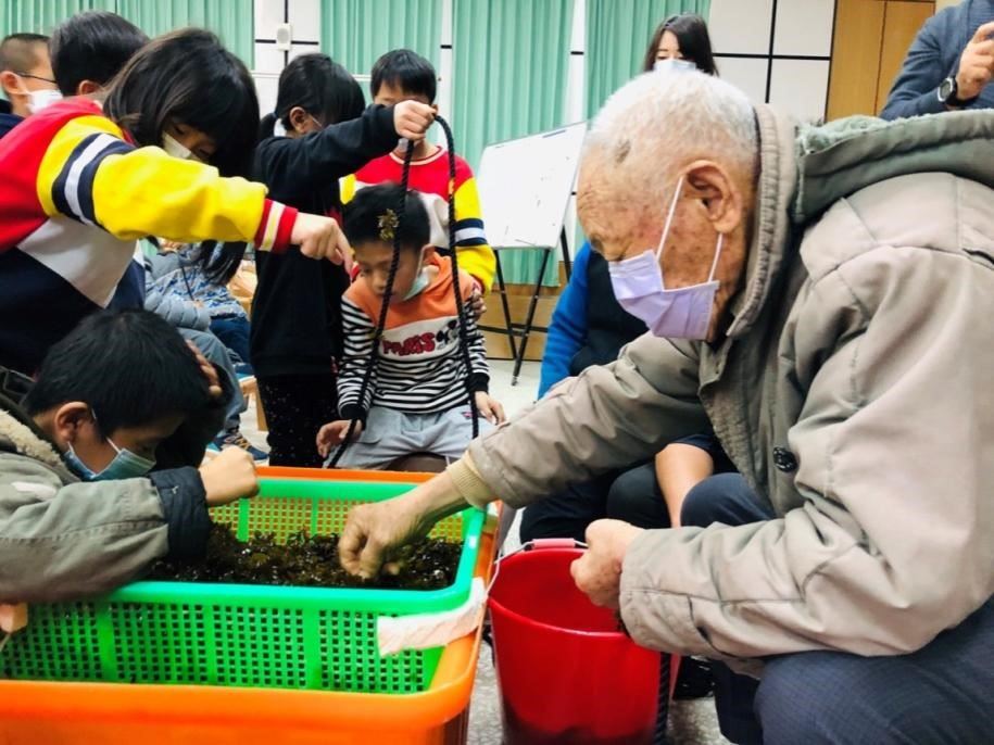 People from Hongluo Community and students from Huxi Elementary School participated in the rehabilitation of Sargassum Field, in order to help the public understand the effects of habitat improvement