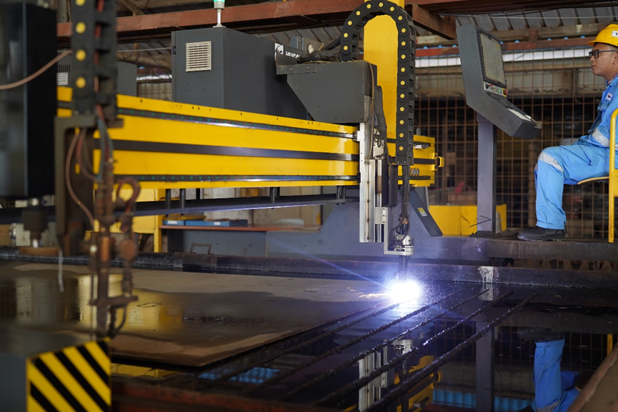 Photo 4. Beginning to Cut the Research vessel on the Cutting Platform