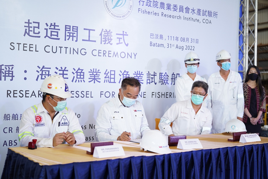 Photo 2. The representative of the shipyard signed the commencement document with two classification societies (the Classification Society and the American Bureau of Shipping)