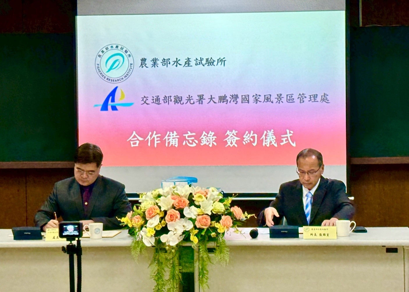 Photo 2. Director Chin-I Chang and Director Wen-Chieh Wang signed the Memorandum of Cooperation at the official signing ceremony, marking the formal initiation of collaboration between the two institutions.