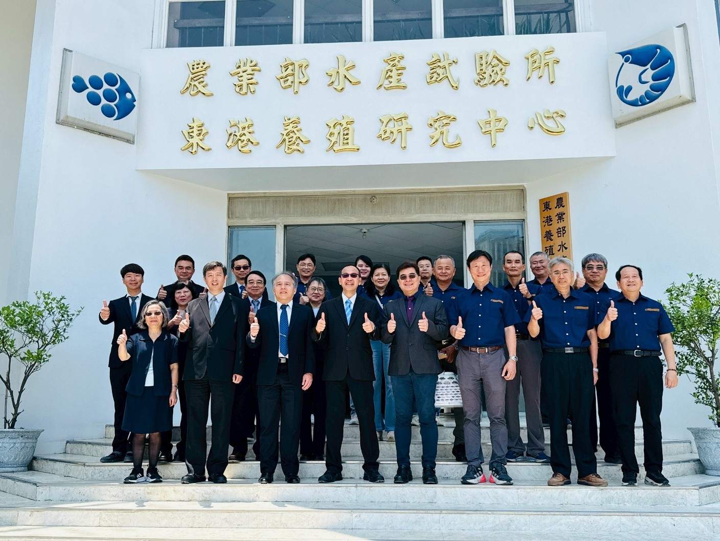 Photo 3. Representatives from the Fisheries Research Institute and the Dapeng Bay National Scenic Area Headquarters pose for a group photo in front of the Tungkang Aquaculture Research Center of the Fisheries Research Institute, reflecting the collaborative partnership supporting local fisheries development.