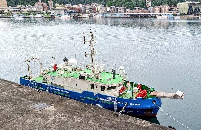 Photo 5. Fisheries Research Vessel No. 6.